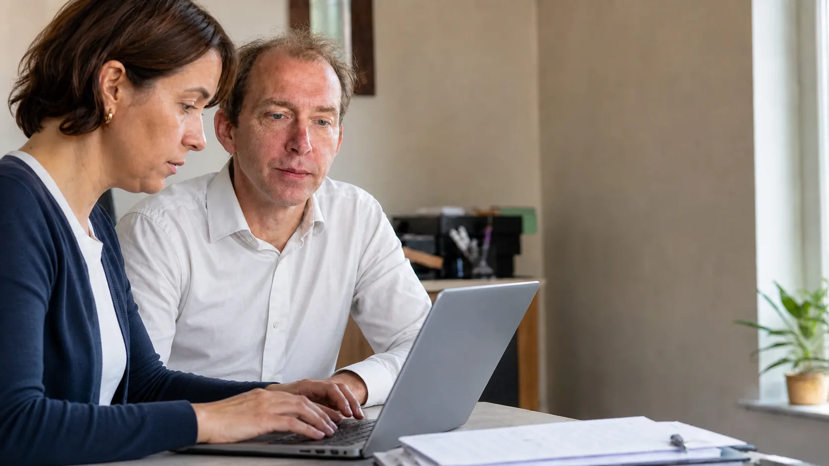 Pascal Martin accompagne une professionnelle dans l’utilisation de ses outils numériques
